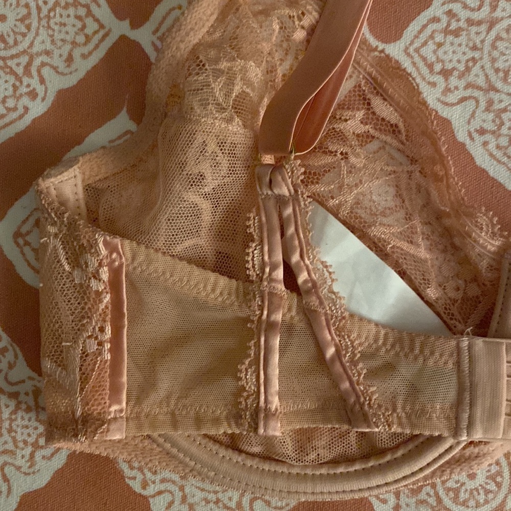 Chantelle pink peachy lace underwire bra size 32 D like new - Picture 9 of 9